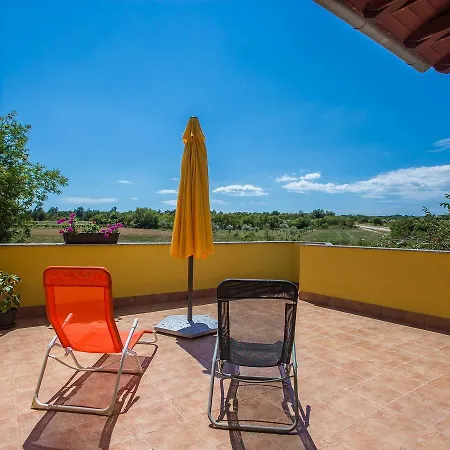 Cozy Apartment In Marcana With Private Terrace