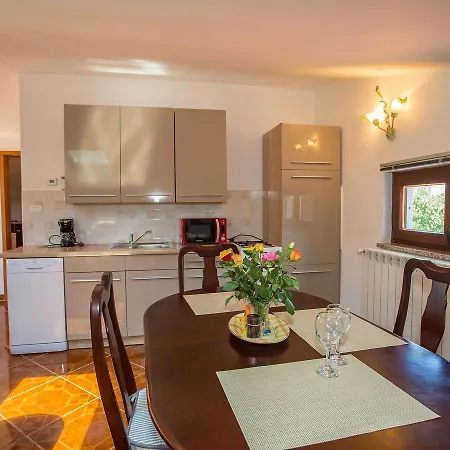 Cozy Apartment In Marcana With Private Terrace